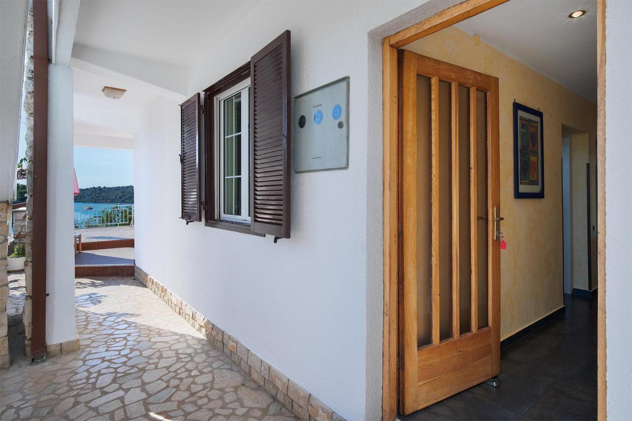 La Casa Ingrid - Couple'S Paradise Banjole Exterior photo