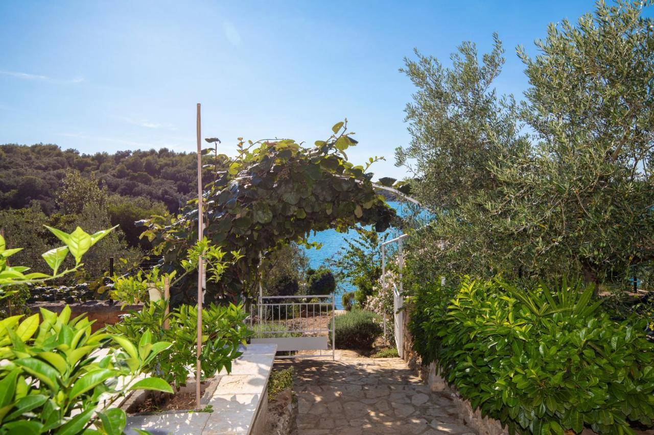 La Casa Ingrid - Couple'S Paradise Banjole Exterior photo