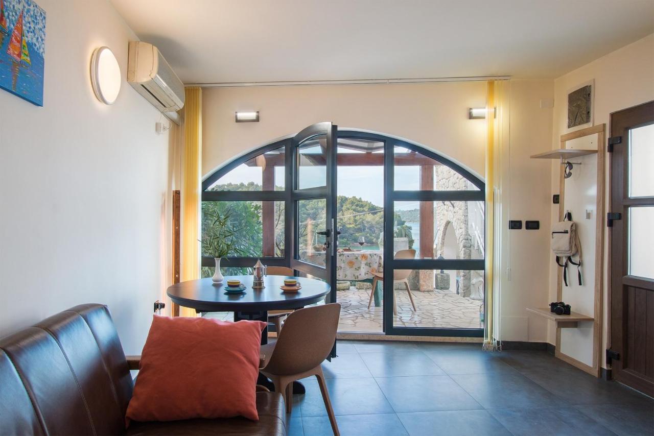 La Casa Ingrid - Couple'S Paradise Banjole Exterior photo